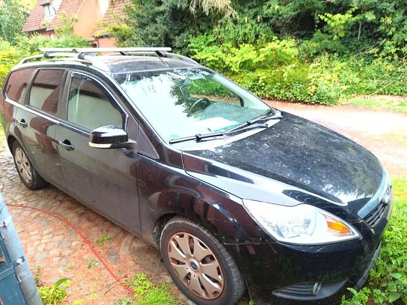 Schwarz Gebraucht 2010 Ford Focus Kombi | 674 € - Bild 1/4