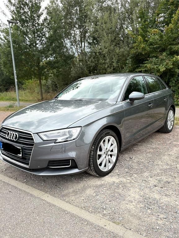Grau Gebraucht 2016 Audi A3 Sportback Design Limousine | 15.500 € (Guter Preis) - Bild 1/4