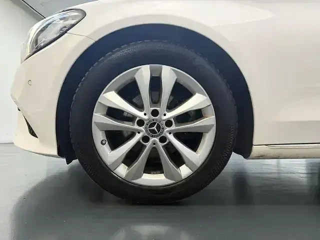 Gebraucht Mercedes C180 Avantgarde 156 PS (114 kW) 2020 Weiß Kombi