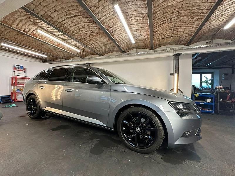 Grau Gebraucht 2016 Skoda Superb Ambition Kombi | 12.500 € (Teuer) - Bild 1/4