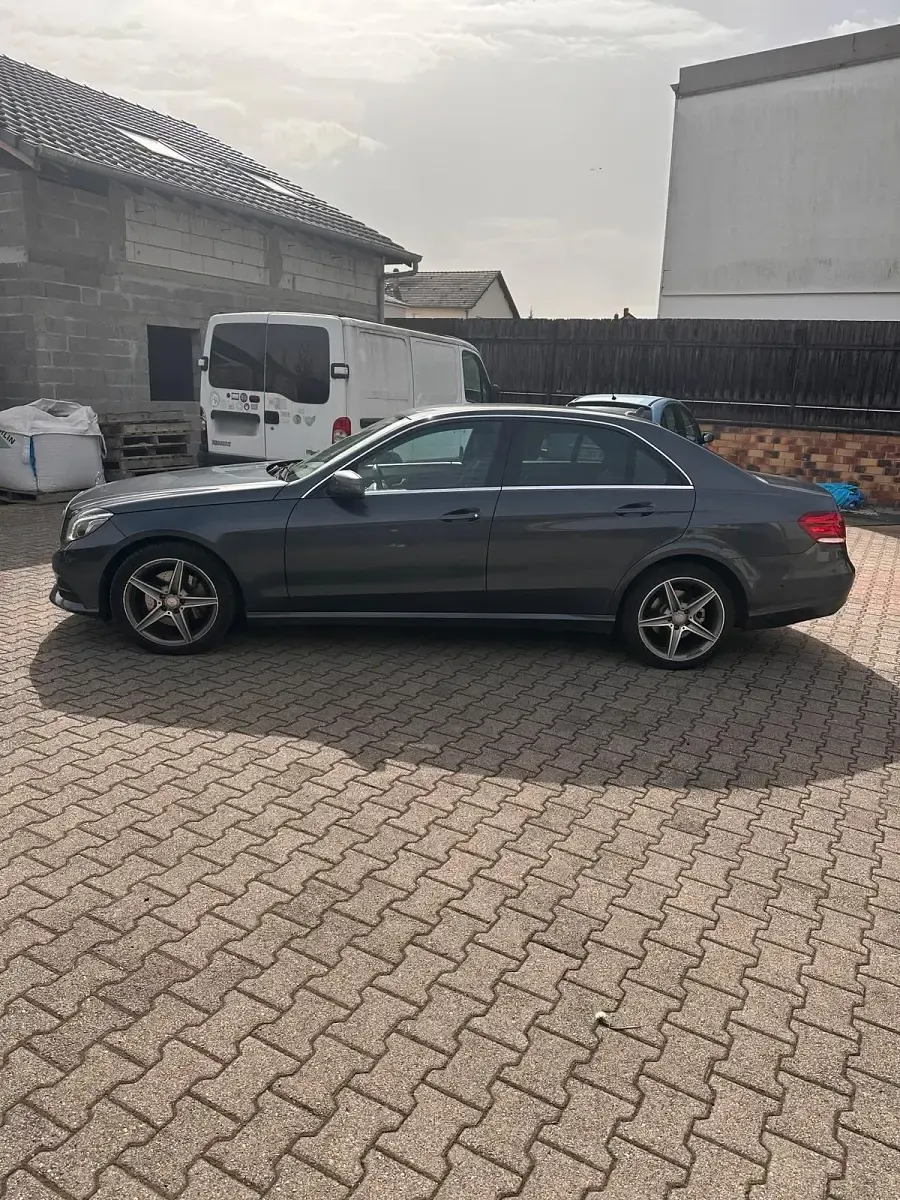Gebraucht Mercedes E300 204 PS (150 kW) 2014 Blau Limousine