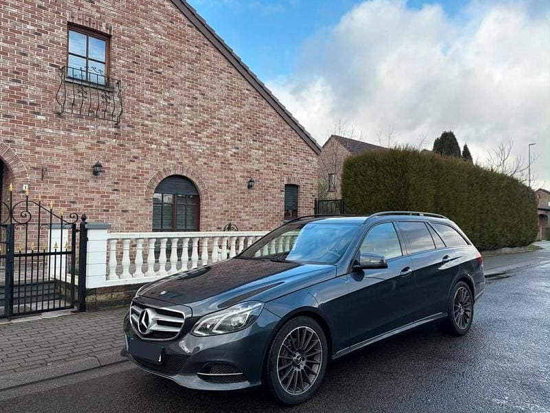 Gebraucht Mercedes E220 Avantgarde 170 PS (125 kW) 2014 Grau Kombi
