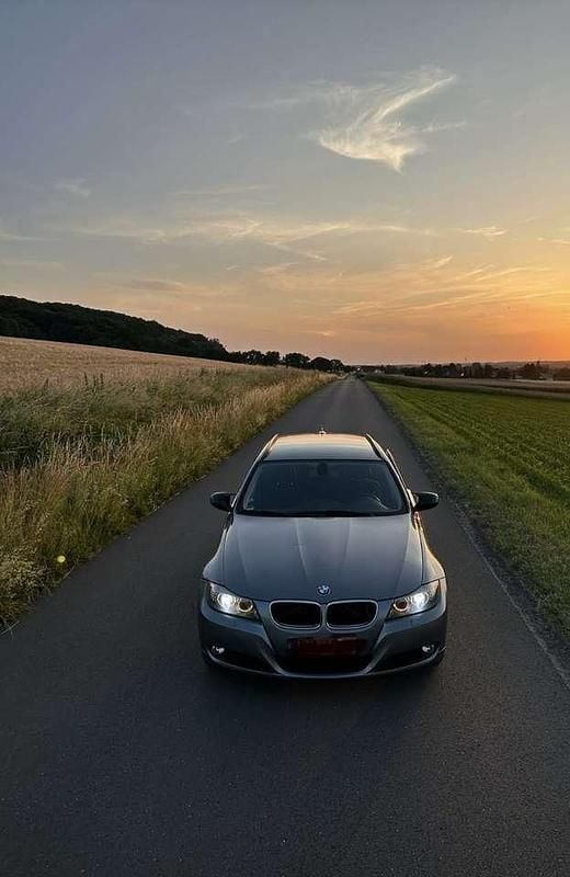 Gebraucht BMW 318 143 PS (105 kW) 2012 Grau Kombi