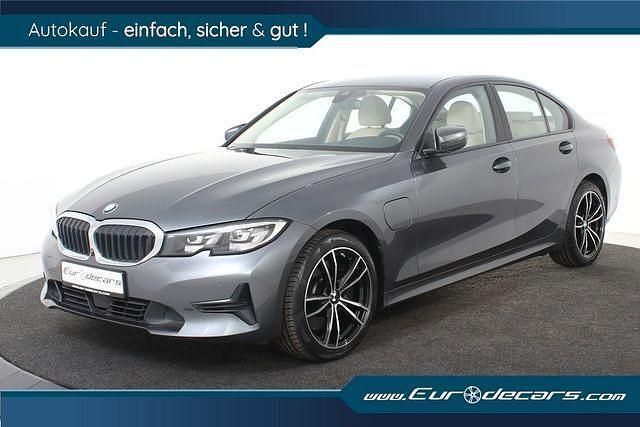 Grau Gebraucht 2019 BMW 330e Sport Line Limousine | 26.500 € (Fairer Preis) - Bild 1/4