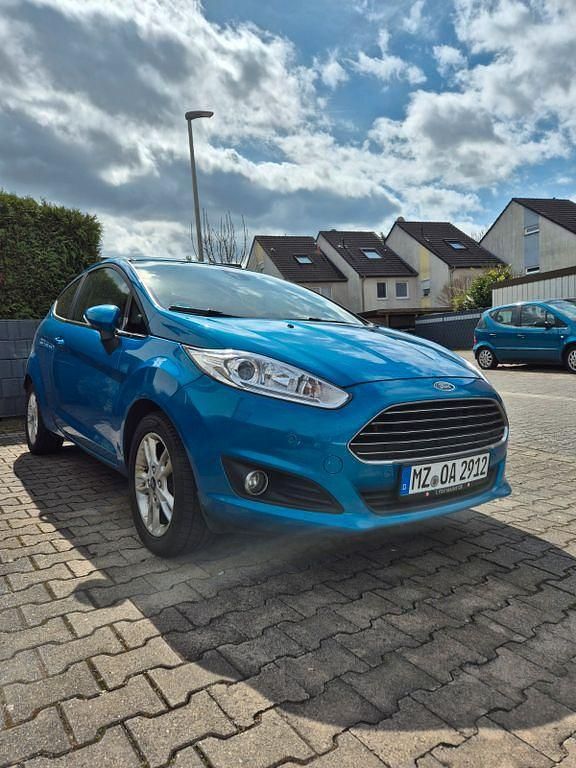 Gebraucht Ford Fiesta Titanium 95 PS (69 kW) 2016 Blau Kleinwagen