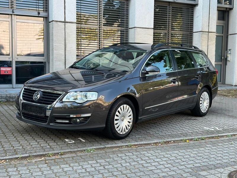 Moccaanthrazit perleffekt Gebraucht 2010 VW Passat Comfortline Kombi | 4.490 € (Etwas zu teuer) - Bild 1/4