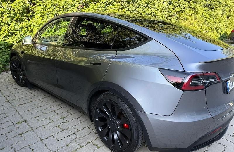 Grau Gebraucht 2023 Tesla Model Y Performance SUV | 36.999 € (Superpreis) - Bild 1/4