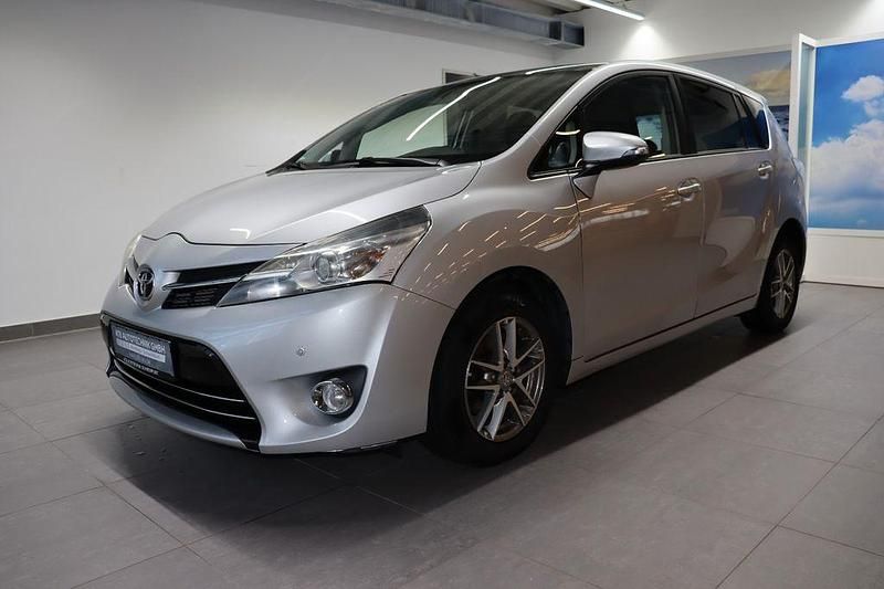 Silber Gebraucht 2015 Toyota Verso Skyview Edition Van / Kleinbus | 10.990 € (Fairer Preis) - Bild 1/4