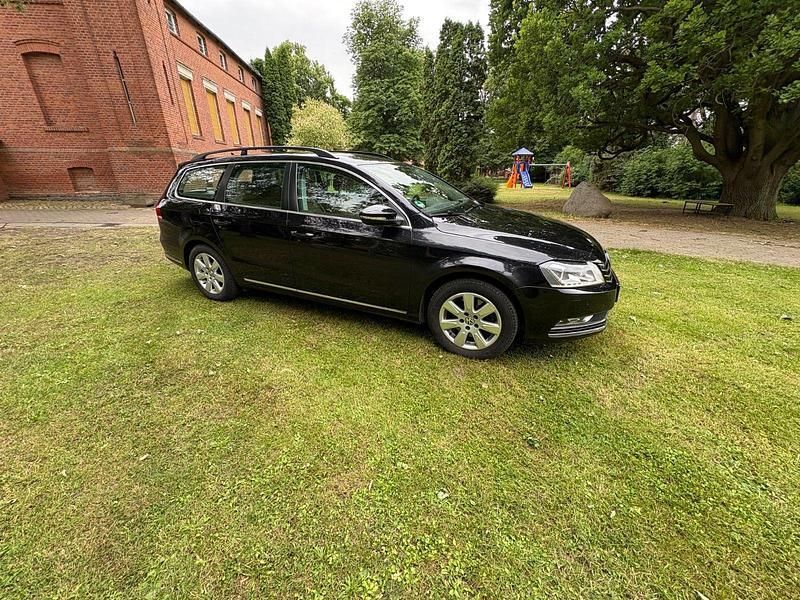 Schwarz Gebraucht 2011 VW Passat Trendline Kombi | 6.499 € - Bild 1/4