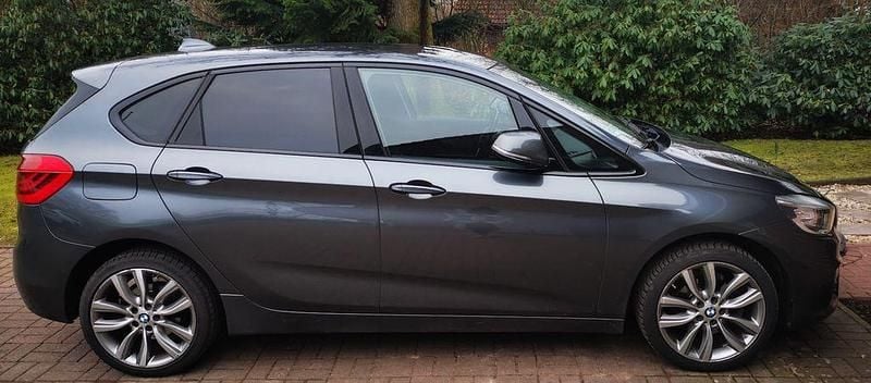 Grau Gebraucht 2017 BMW 218 Active Tourer Sport Line Van / Kleinbus | 9.998 € (Superpreis) - Bild 1/4