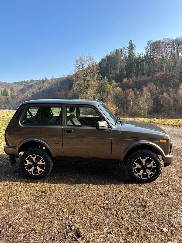 Gebraucht Lada Urban 83 PS (61 kW) 2023 Braun SUV