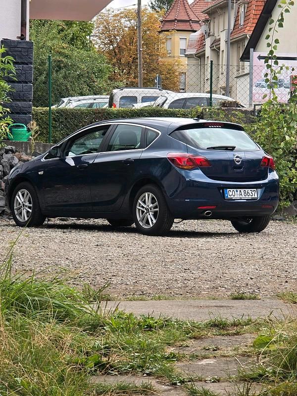 Blau Gebraucht 2010 Opel Astra Limousine | 4.500 € (Fairer Preis) - Bild 1/4