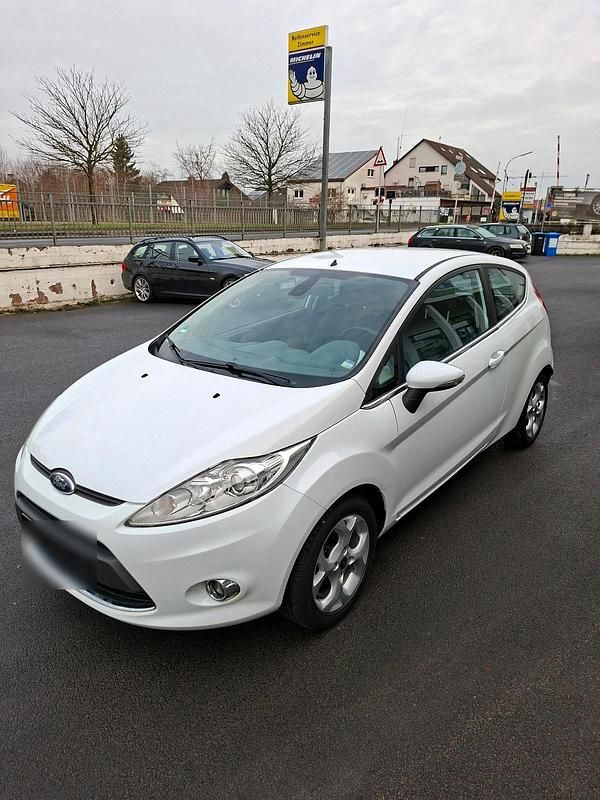 Gebraucht Ford Fiesta Titanium 97 PS (71 kW) 2011 Weiß Kleinwagen