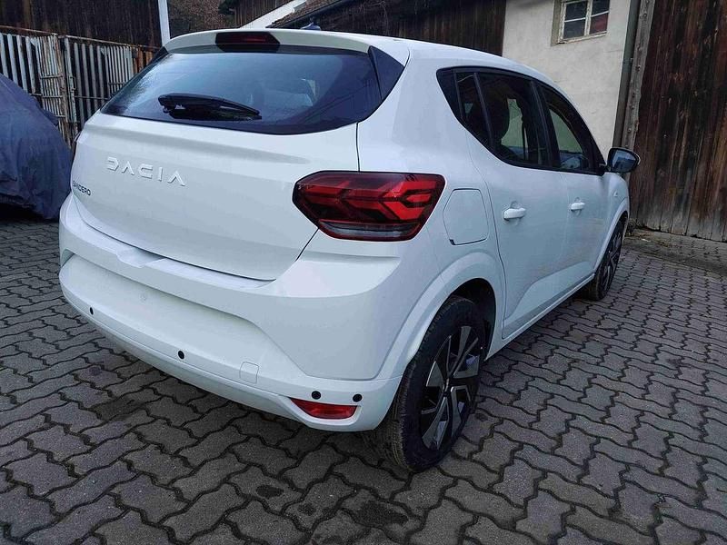 Neu Dacia Sandero Expression 101 PS (74 kW) 2025 Arktisweiss und andere Limousine