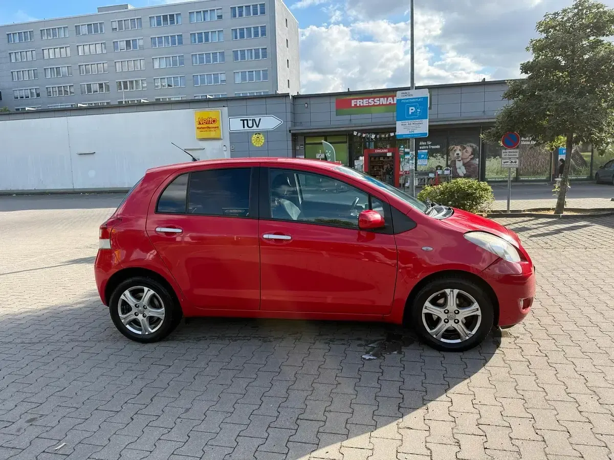 Gebraucht Toyota Yaris Life 101 PS (74 kW) 2011 Rot Kleinwagen