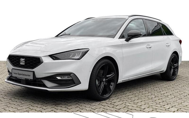 Weiß Neu 2025 Seat Leon ST Black Edition Kombi | 31.485 € (Etwas zu teuer) - Bild 1/4
