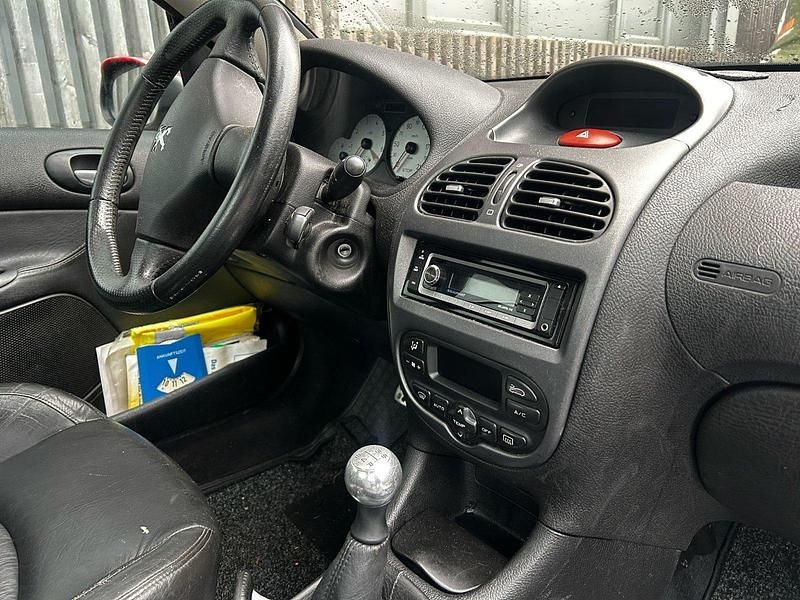 Gebraucht Peugeot 206 CC 108 PS (79 kW) 2002 Rot Cabrio