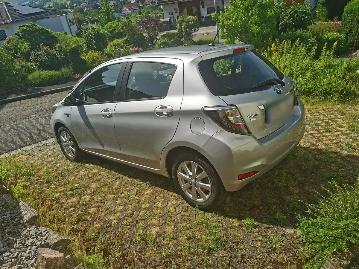 Gebraucht Toyota Yaris Hybrid 75 PS (55 kW) 2012 Silber Kleinwagen