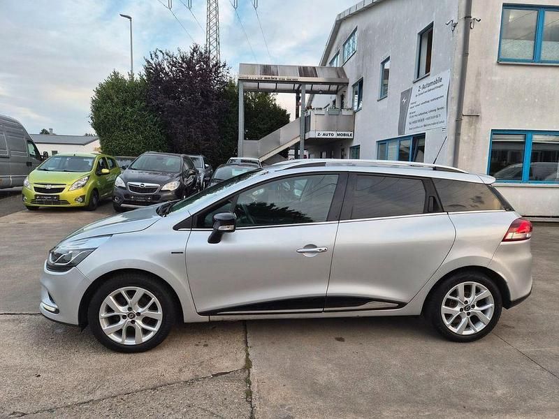 Grau Gebraucht 2020 Renault Clio V LIMITED Limousine | 5.900 € - Bild 1/4