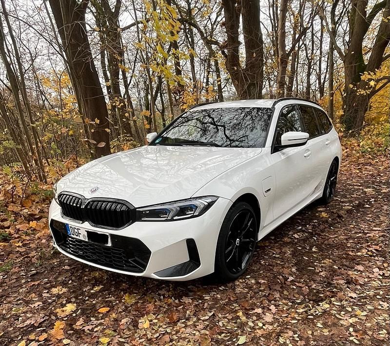 Weiß Gebraucht 2022 BMW 330e M Sport Kombi | 38.400 € (Etwas zu teuer) - Bild 1/4