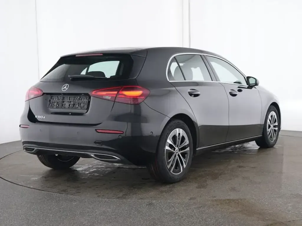 Gebraucht Mercedes A180 Progressive 116 PS (85 kW) 2025 Schwarzlack kosmosschwarz (metallic) Limousine