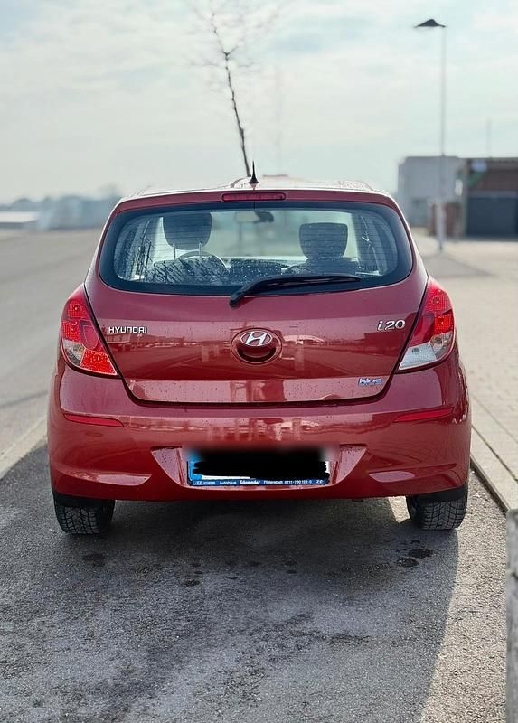Gebraucht Hyundai i20 75 PS (55 kW) 2013 Rot Kleinwagen