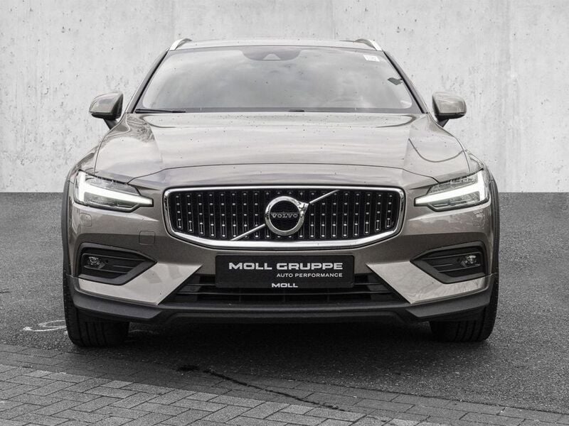 Gebraucht Volvo V60 CC Pro 197 PS (144 kW) 2022 Pebble grey / metallic Kombi