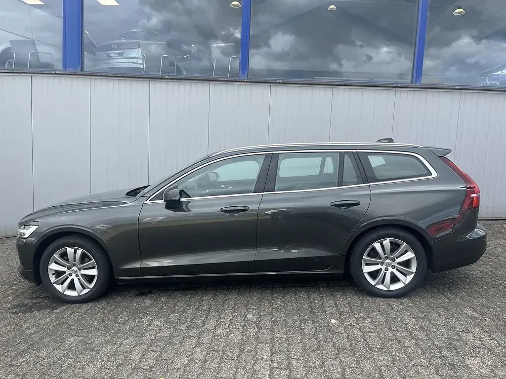 Gebraucht Volvo V60 Momentum 150 PS (110 kW) 2019 Grau Kombi