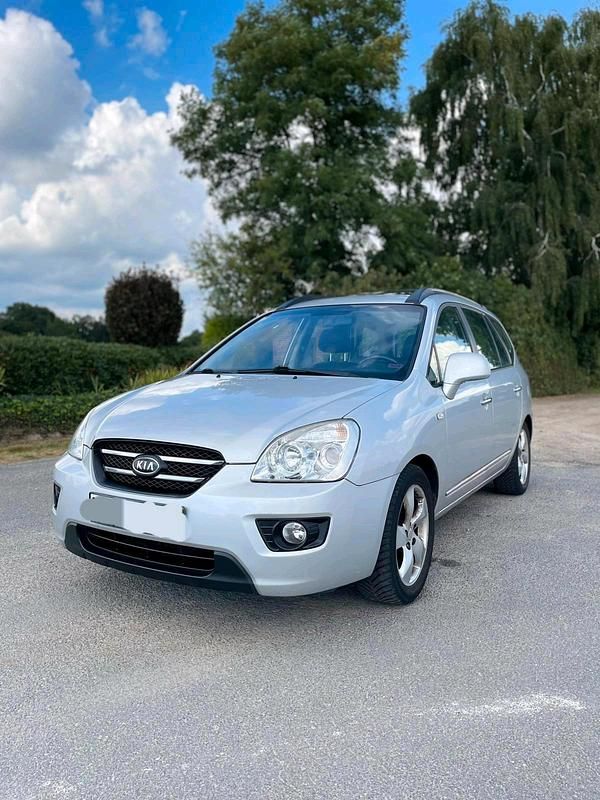 Silber Gebraucht 2009 Kia Carens 2 Van / Kleinbus | 1.150 € - Bild 1/4