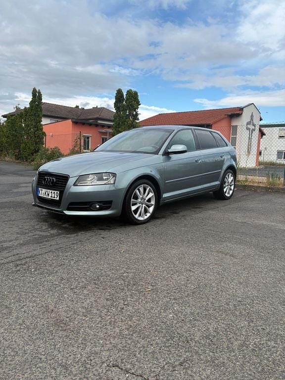 Grau Gebraucht 2011 Audi A3 Sportback Ambition Limousine | 8.000 € (Fairer Preis) - Bild 1/4