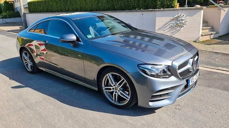 Grau Gebraucht 2020 Mercedes E300 AMG line Coupé | 36.666 € (Superpreis) - Bild 1/4