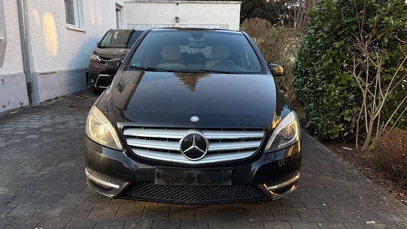 Gebraucht Mercedes B180 109 PS (80 kW) 2012 Schwarz Van / Kleinbus
