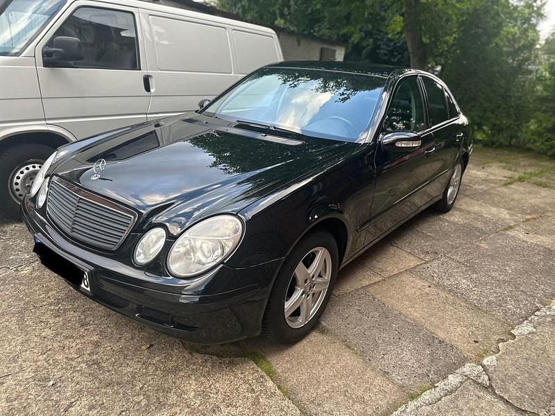 Schwarz Gebraucht 2004 Mercedes E270 Limousine | 5.390 € (Fairer Preis) - Bild 1/4
