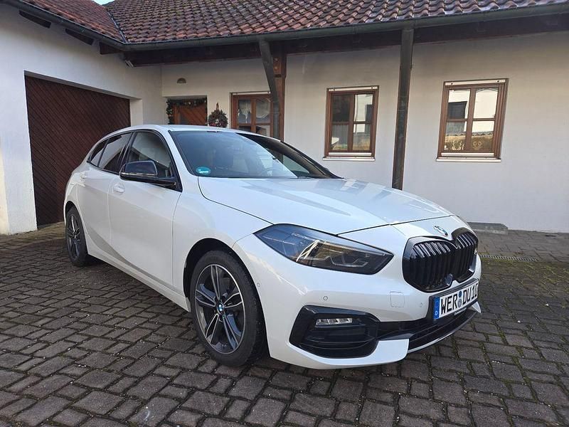 Weiß Gebraucht 2022 BMW 118 M Sport Kleinwagen | 24.299 € (Guter Preis) - Bild 1/4