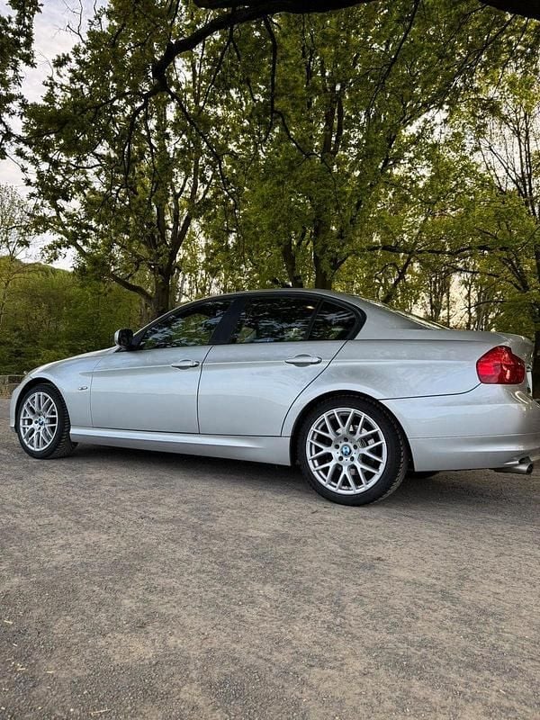 Brugt BMW 320 184 HK (135 kW) 2010 Sølv Sedan