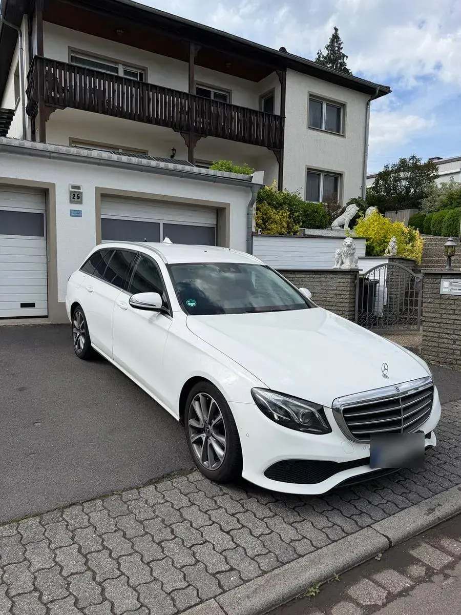 Gebraucht Mercedes E220 194 PS (142 kW) 2020 Weiß Limousine