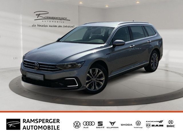 Silber (pyritsilber metallic) Gebraucht 2022 VW Passat GTE Kombi | 25.990 € (Fairer Preis) - Bild 1/4