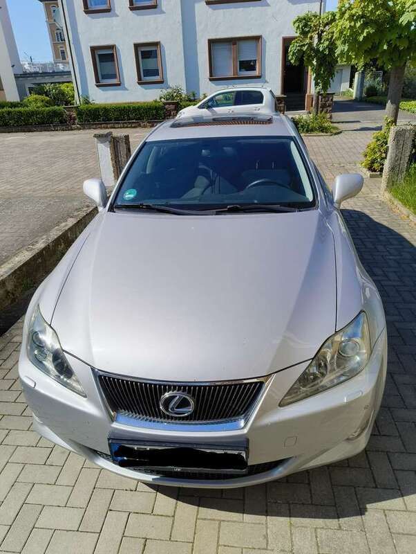 Grau Gebraucht 2008 Lexus IS220d Limousine | 10.000 € - Bild 1/4