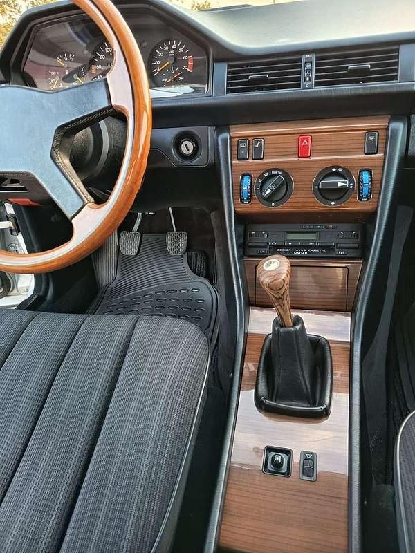 Silber Gebraucht 1988 Mercedes 230 Coupé | 9.499 € - Bild 1/4