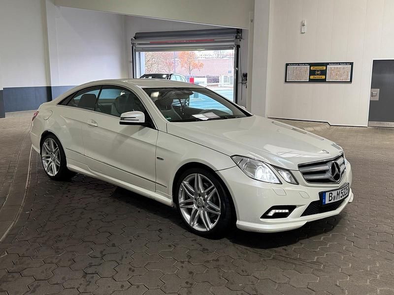 Weiß Gebraucht 2011 Mercedes E350 Coupé | 9.300 € (Guter Preis) - Bild 1/4