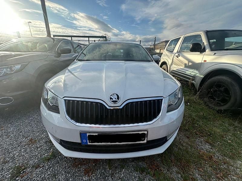 Weiß Gebraucht 2015 Skoda Octavia Ambition Limousine | 5.490 € (Guter Preis) - Bild 1/3