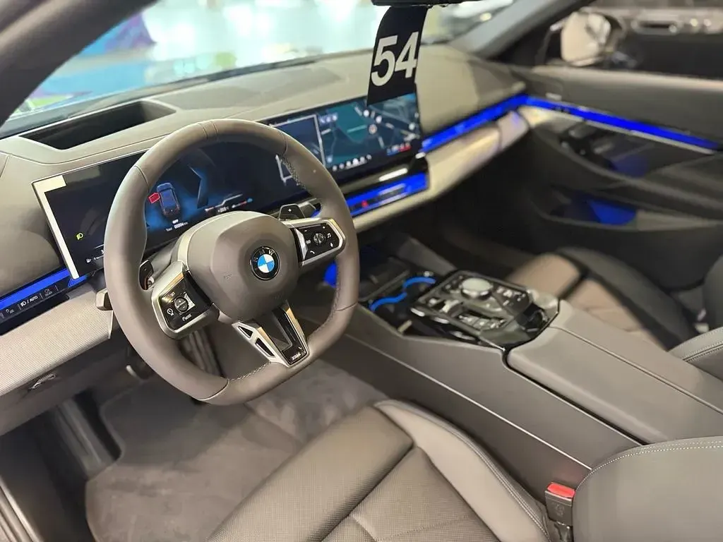 Neu BMW 540 Performance 303 PS (222 kW) 2026 Sophistograu brillanteffekt Limousine