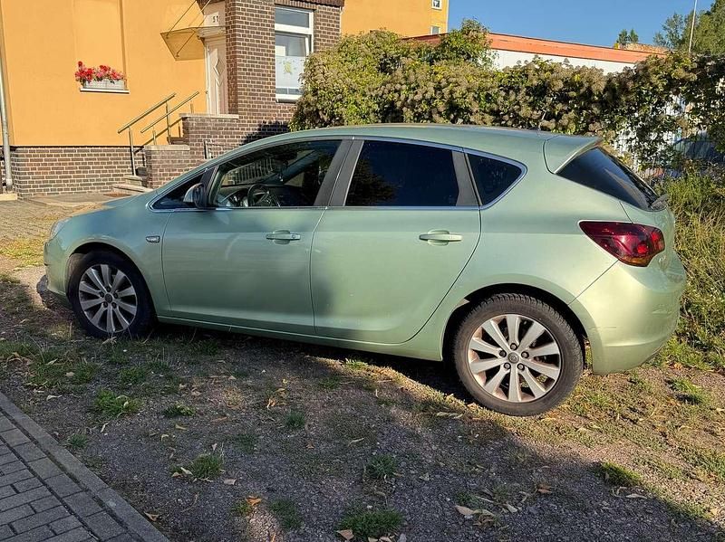 Gebraucht Opel Astra Edition 125 PS (91 kW) 2012 Other Limousine