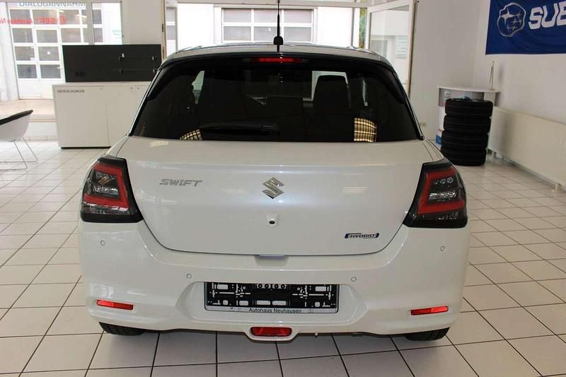 Neu Suzuki Swift Comfort 83 PS (61 kW) 2025 Pure white pearl/mineral grey Kleinwagen