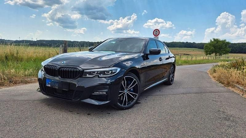 Schwarz Gebraucht 2020 BMW 330e M Sport Limousine | 30.999 € (Guter Preis) - Bild 1/4