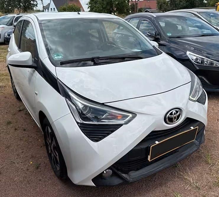 Weiß Gebraucht 2019 Toyota Aygo X-play Kleinwagen | 8.999 € (Guter Preis) - Bild 1/4