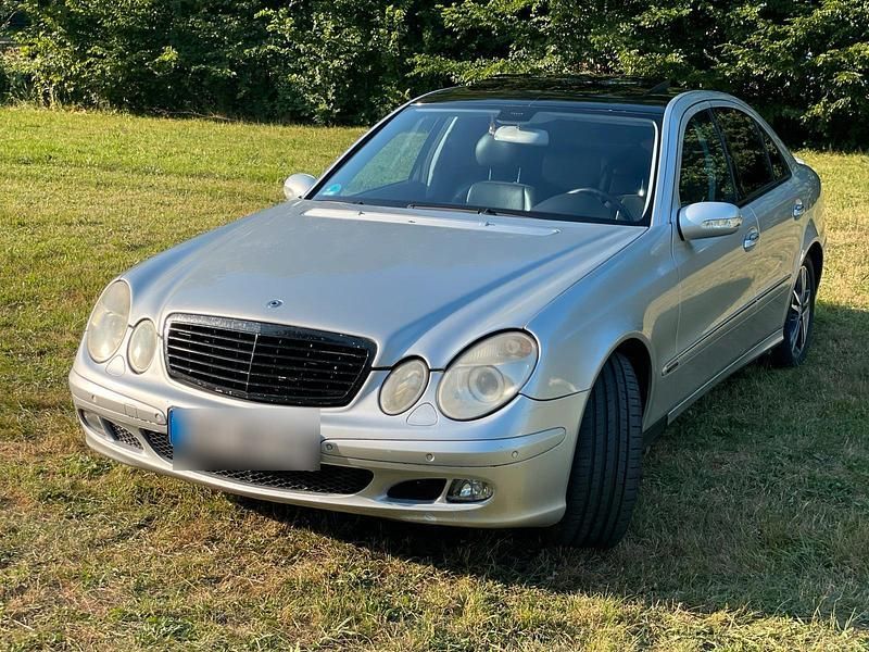 Silber Gebraucht 2003 Mercedes E320 Avantgarde Limousine | 4.700 € - Bild 1/4