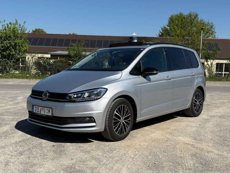 Silber Gebraucht 2018 VW Touran Highline Van / Kleinbus | 23.500 € (Etwas zu teuer) - Bild 1/4
