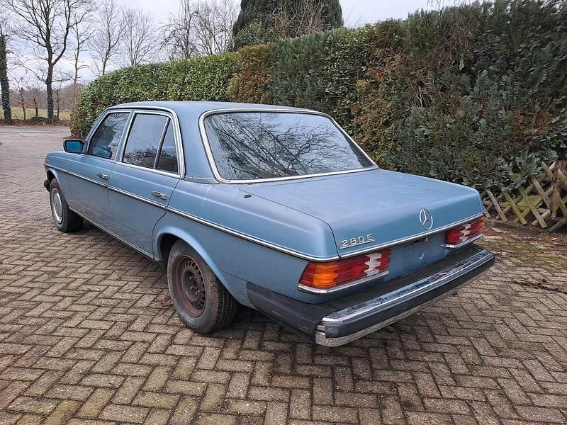 Gebraucht Mercedes E280 177 PS (130 kW) 1977 Blau Limousine