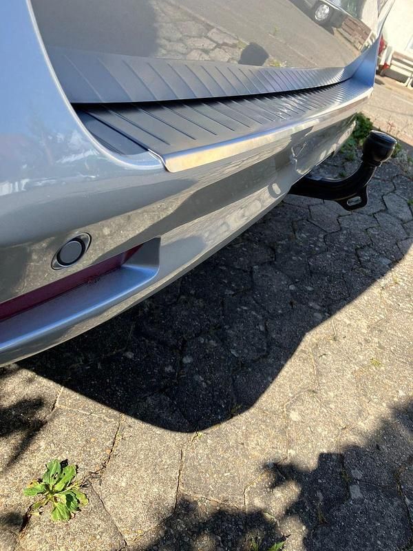 Gebraucht Mercedes V220 163 PS (119 kW) 2025 Silber Van / Kleinbus